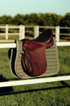 Horze Munich Vielseitigkeitsschabracke Mit Metall-Detail 23 Horze Munich Vielseitigkeitsschabracke Mit Metall-Detail -Back on Track Verkäufe 17402 OVGR 4