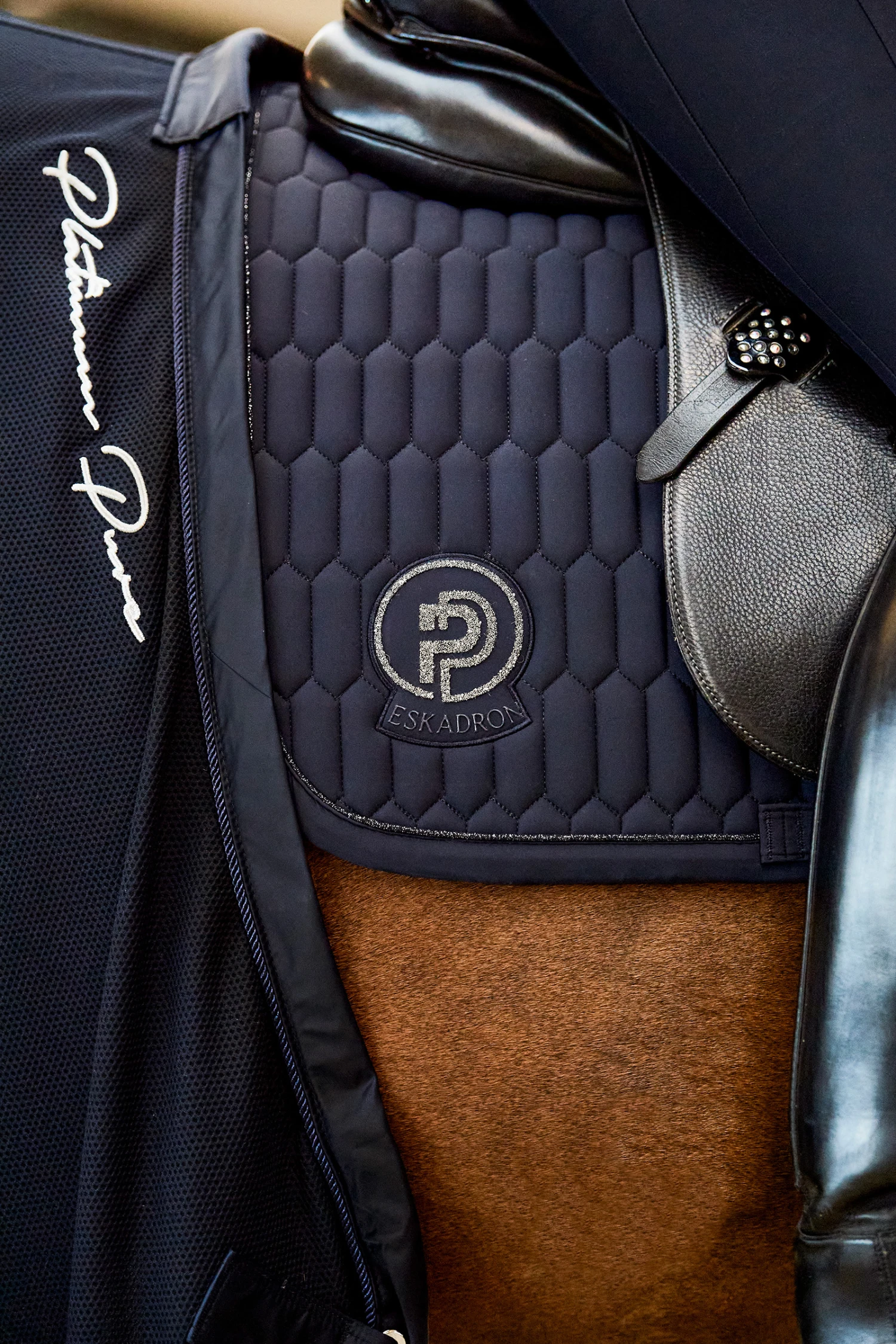 Eskadron Platinum Pure FS23 Softshell Avantgarde Dressurschabracke 2 Eskadron Platinum Pure FS23 Softshell Avantgarde Dressurschabracke – Bild 2